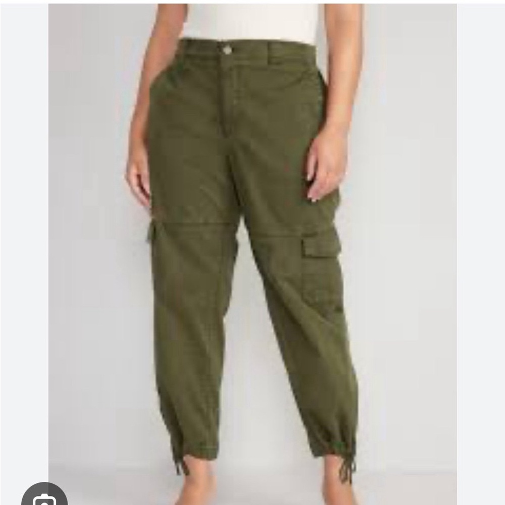 Old Navy Army Green Cargo pants, size Medium